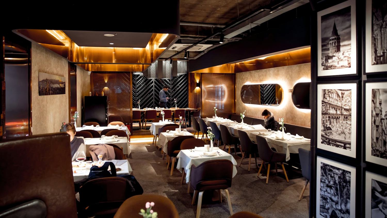 Sfeervol restaurant met gedekte tafels